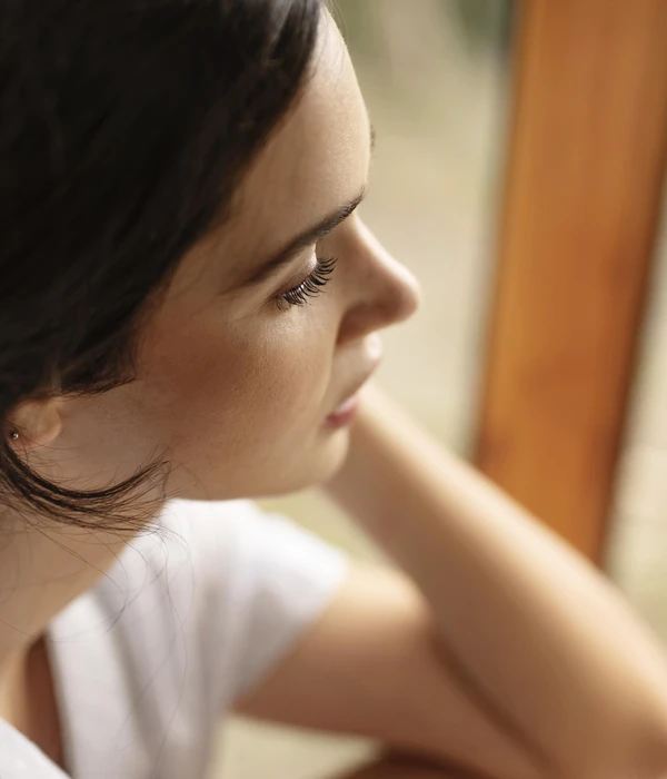 chica pensando en que ocurre después de desintoxicación de alcohol