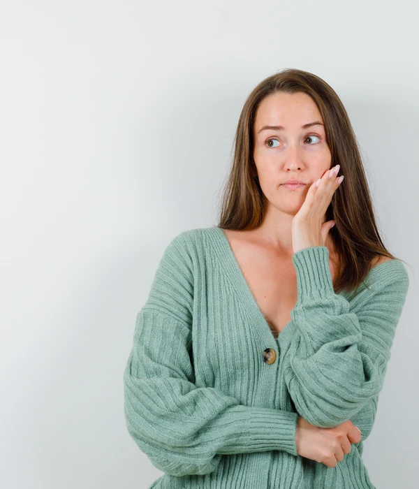 chica pensando en tratamiento de metanfetamina